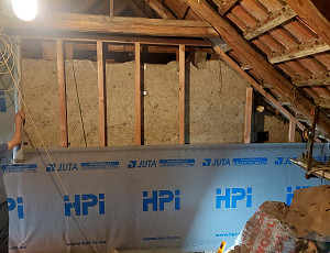 Zateplení stropu staršího rodinného domu pomocí foukané izolace